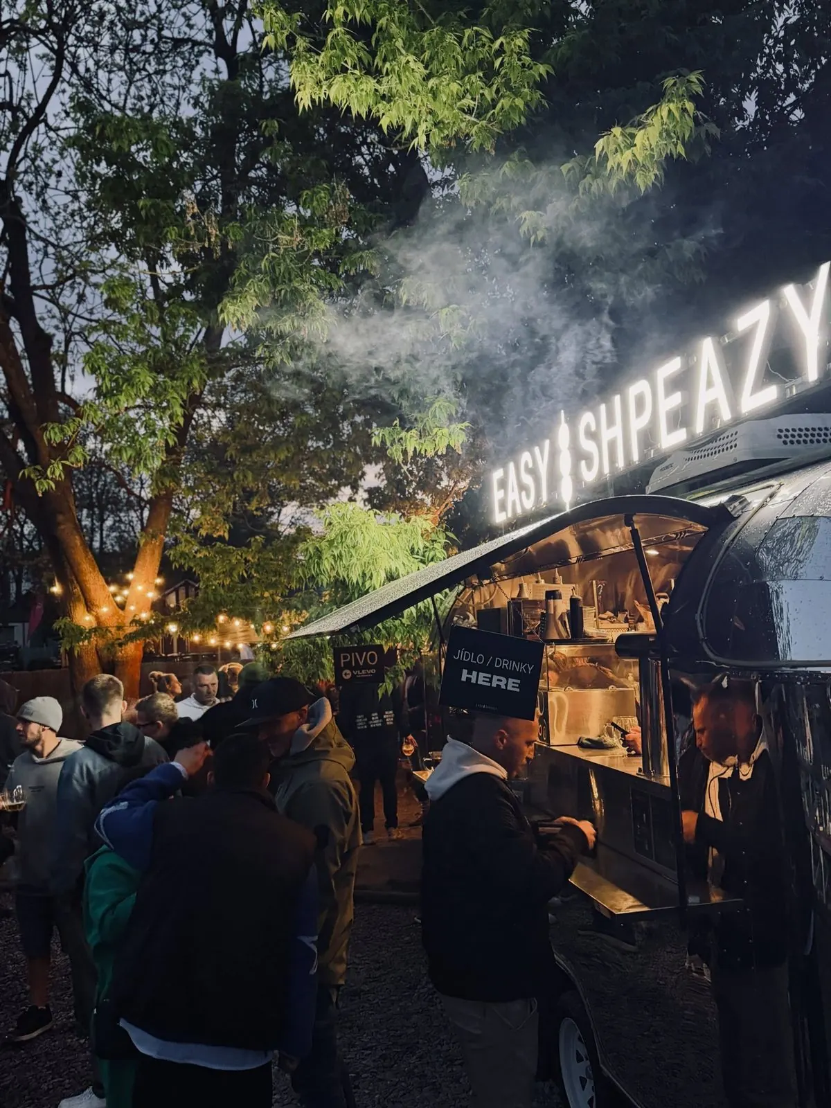 Food truck Easy Shpeazy večer na akci