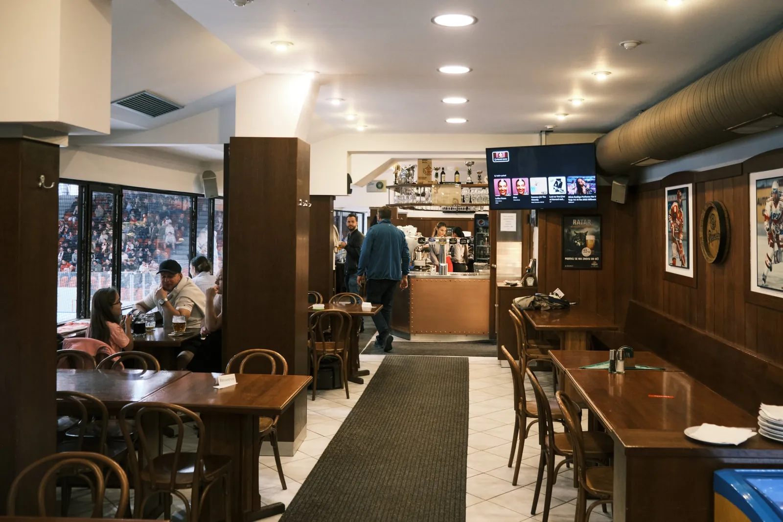 Hosté v restauraci Nad Ledem