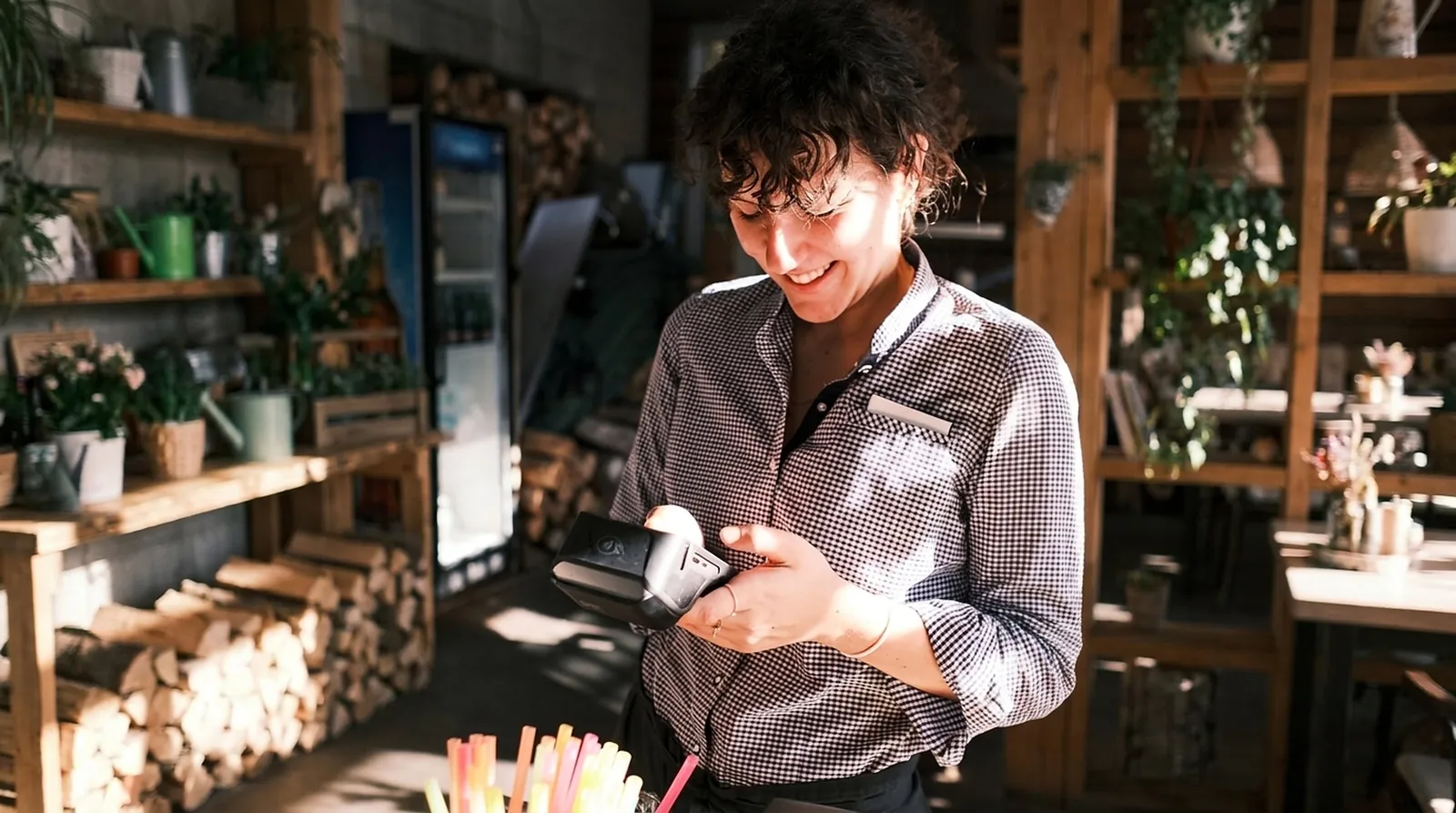 Servírka přijímá platbu na přenosném terminálu