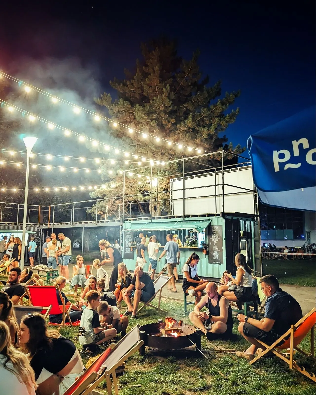 Pavilon Ostrava večer se světýlky
